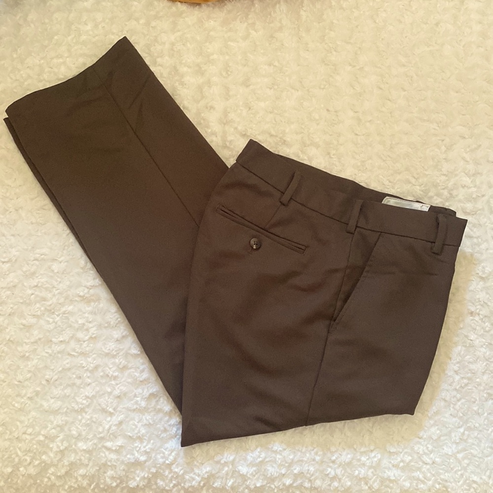 Men’s Van Heusen Flat Front Slacks- 33/29- dark brown- great used condition!